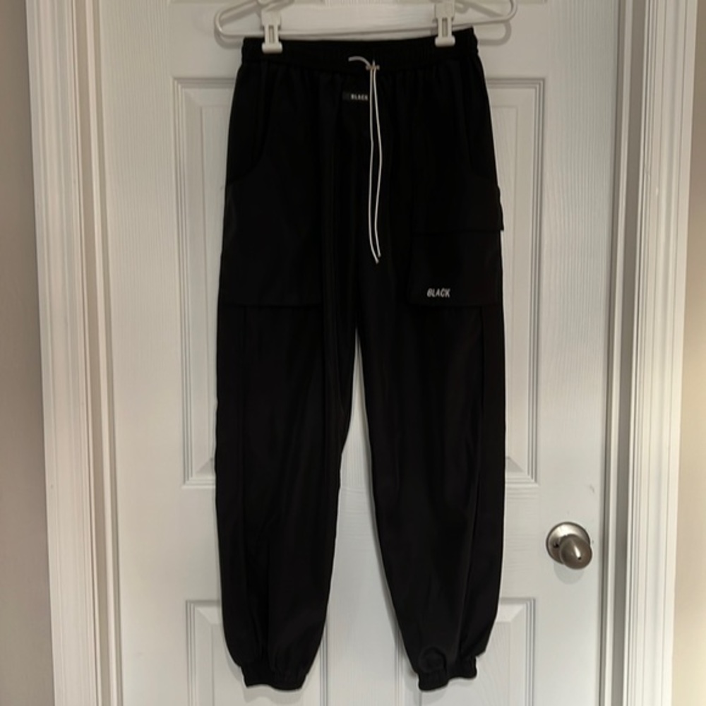 Black men’s black jogging pants